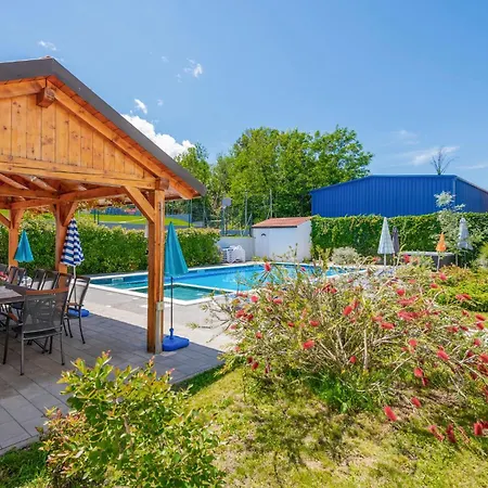 Gorgeous In With Jacuzzi Holiday home *