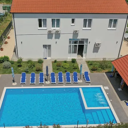 Gorgeous In With Jacuzzi Holiday home