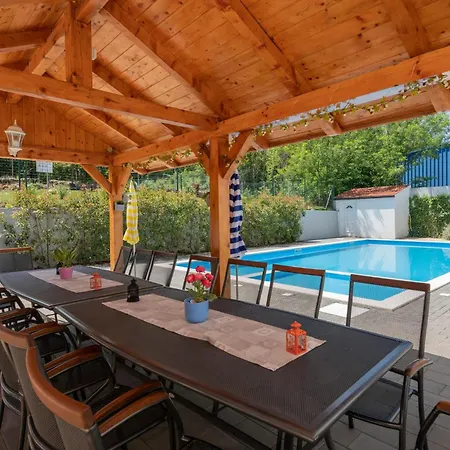 Gorgeous In With Jacuzzi Holiday home