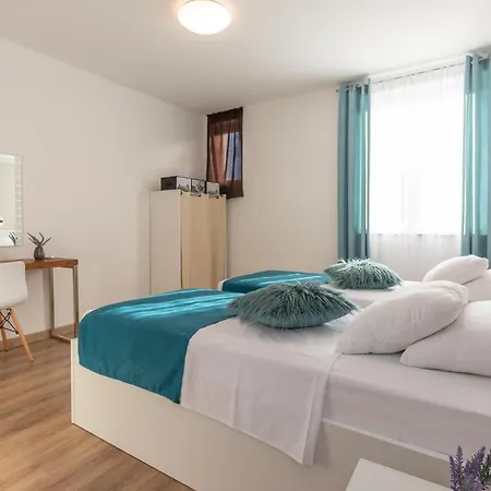 Gorgeous In With Jacuzzi Holiday home *